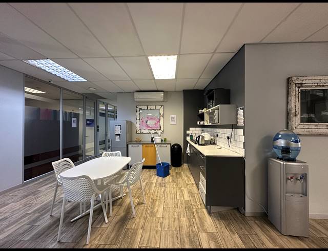 90.70M² CO-WORKING SPACE TO LET IN DIE HOEWES
